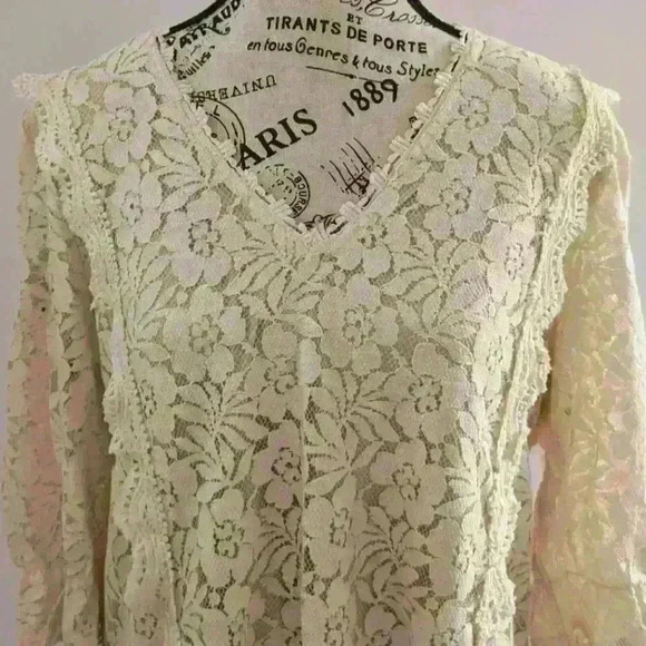 AMAZON | Women's Ivory Lace Floral Short Sleeved V-Neck Blouse - Picture 2 of 5